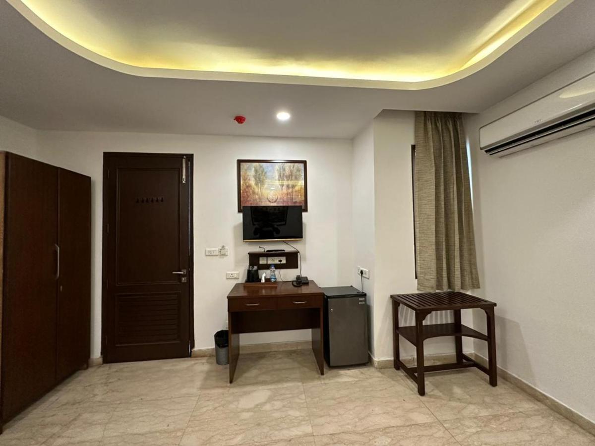 Hotel The Imperio New Delhi Exterior photo