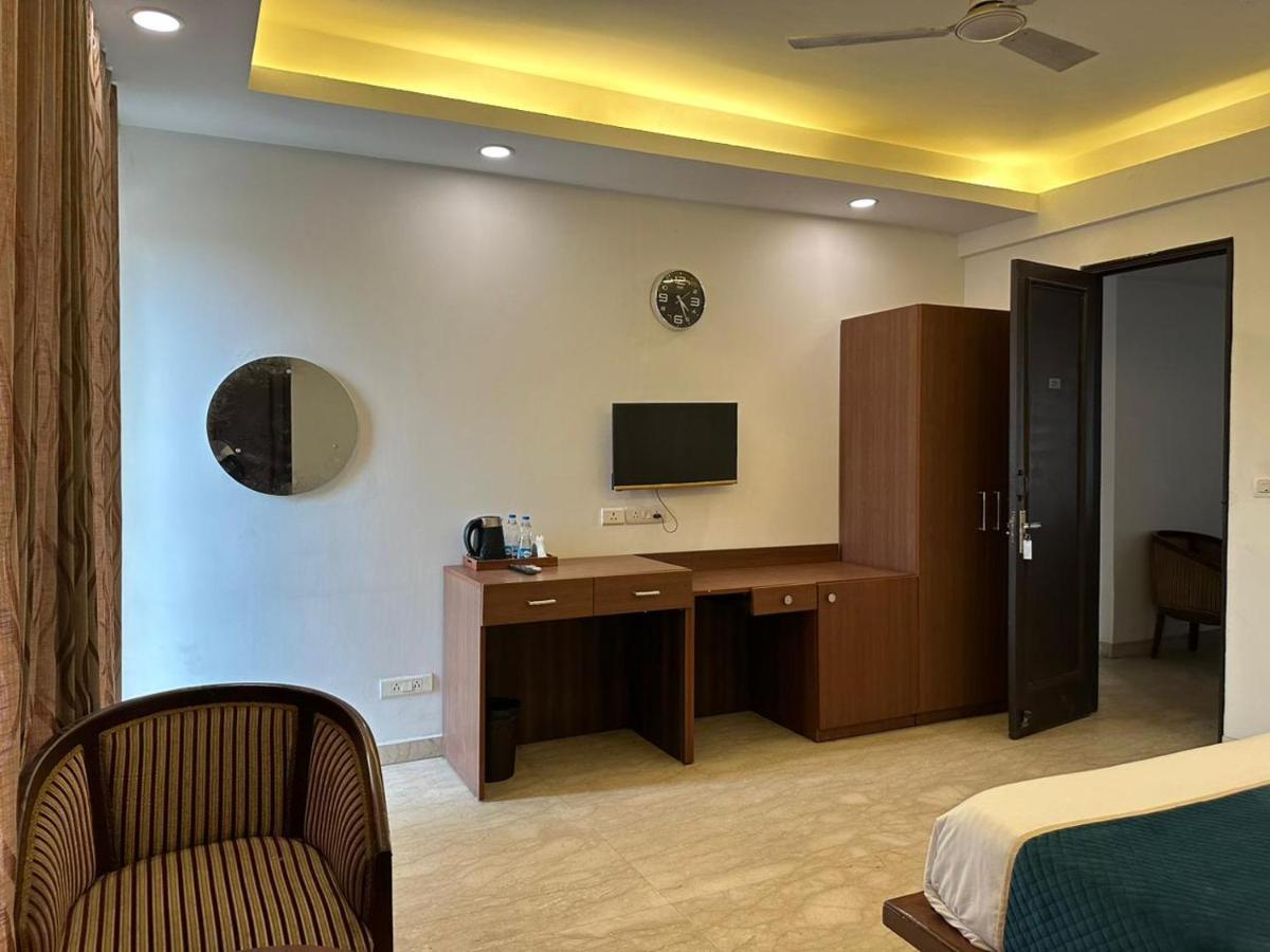 Hotel The Imperio New Delhi Exterior photo